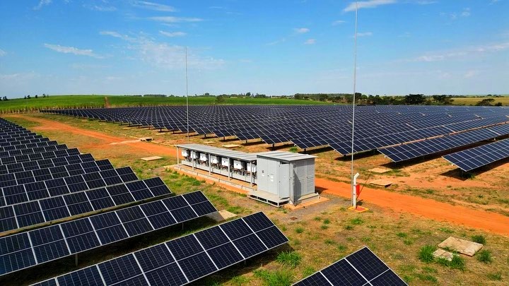 Vigilante é amarrado em contêiner durante assalto em obra de energia solar