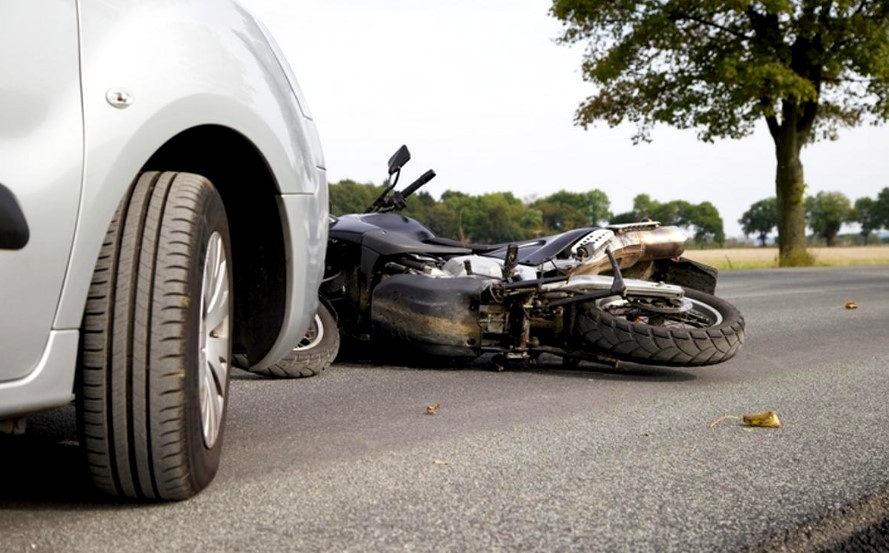 Casal em moto roubada morre após invadir contramão e bater de frente com carro em Hortolândia