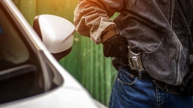 Casal faz motorista refém e o obriga a fazer transferência via pix de R$ 10 mil