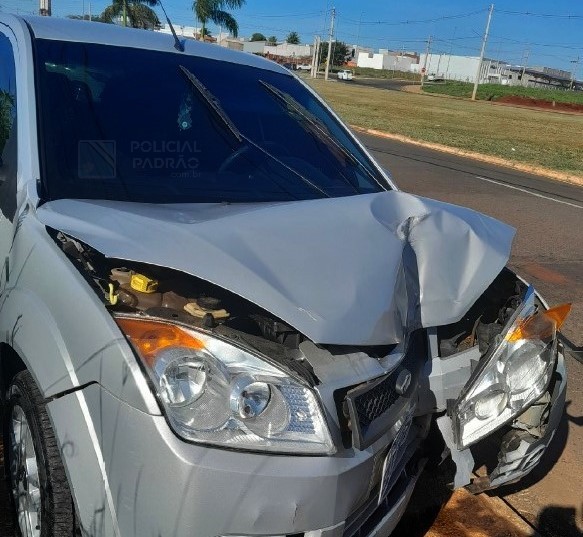 Condutora passa mal e bate carro contra poste no Jardim Souza Queiroz