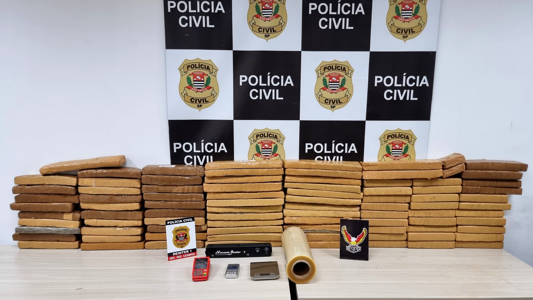 Deic apreende 83 kg de drogas em 'casa bomba' em São José dos Campos