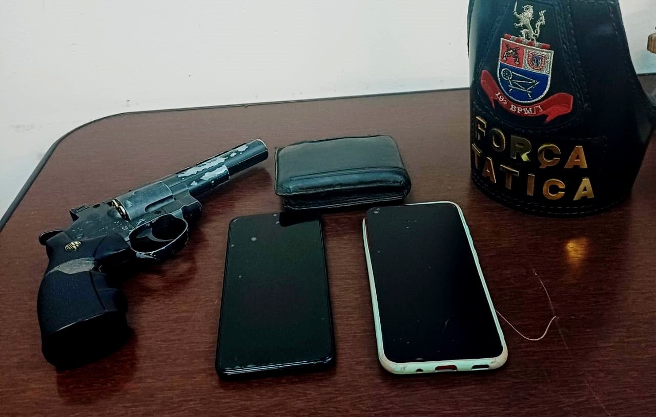 Dupla é flagrada com réplica de arma e celular furtado em Americana