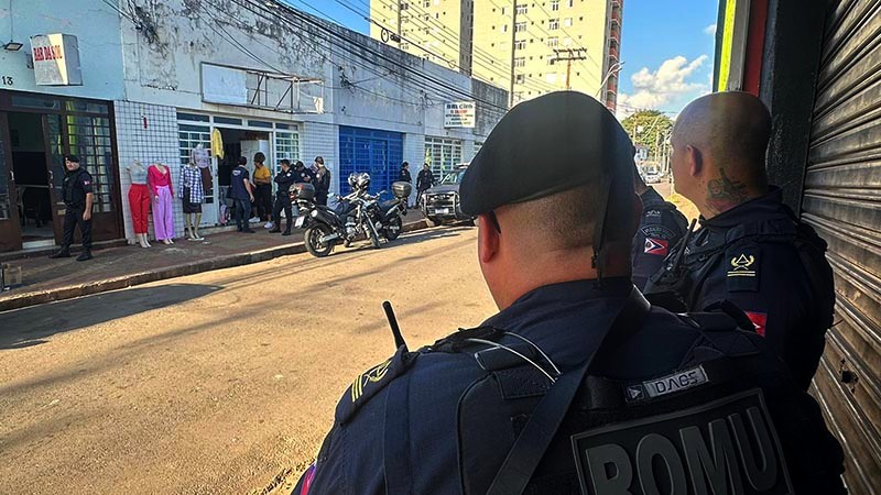 Gama e Vigilância Sanitária interditam bares usados como pontos de prostituição