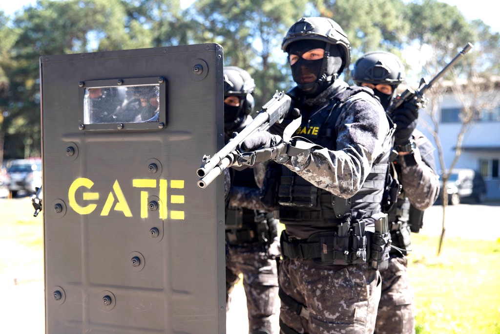 Gate mata homem que mantinha grávida como refém em Santa Bárbara