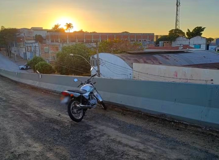 Motoboy cai em viaduto e morre atropelado por caminhão em Piracicaba
