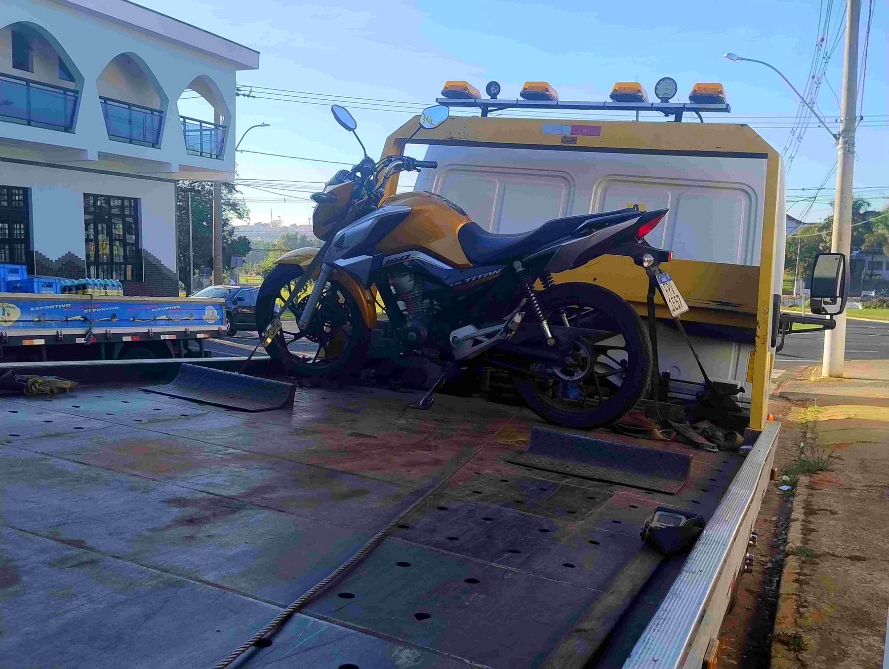 Motociclista morre após cair embaixo de ônibus em Santa Bárbara