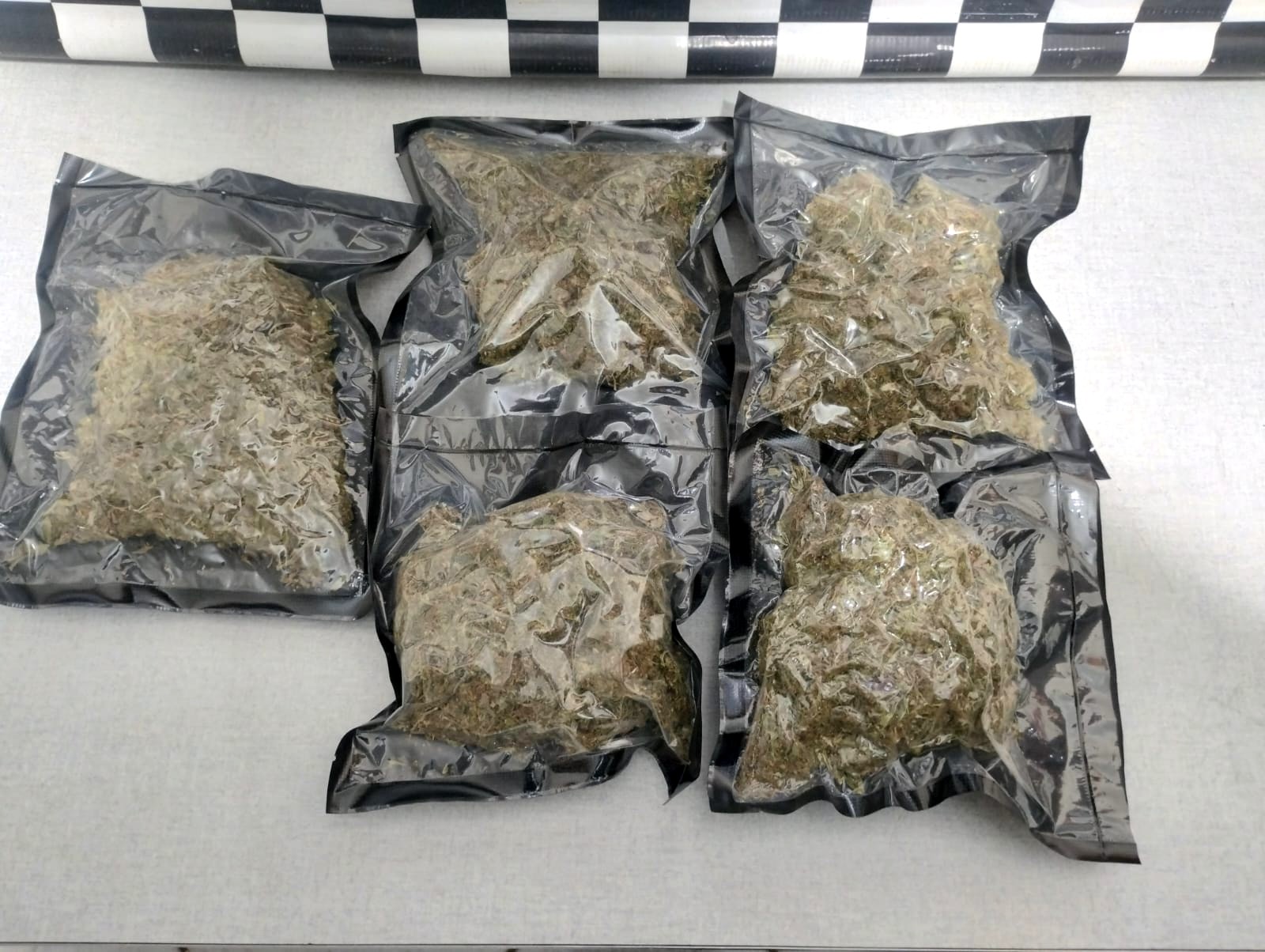 Motorista fura bloqueio policial e depois abandona carro com drogas em Cosmópolis