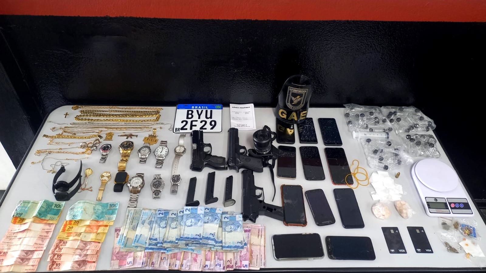 Mulher é detida com drogas, joias e réplicas de arma em Campinas