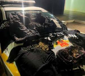 Polícia Rodoviária aborda carro carregado com munições, colete balístico e uniformes da Polícia Civil