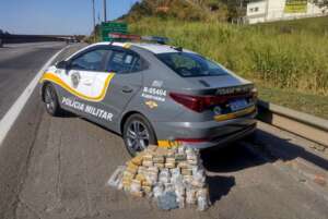Polícia flagra trio paraguaio com 90 kg de maconha no carro na Rodovia Castelo Branco