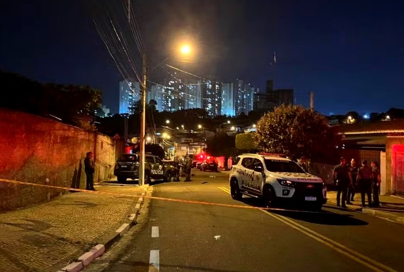 Suspeito em carro roubado morre ao sacar arma contra a PM em Campinas