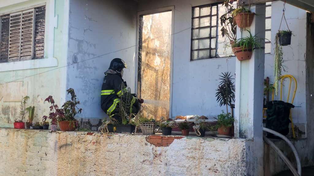 Usuário de drogas incendeia a casa da mãe em Limeira1