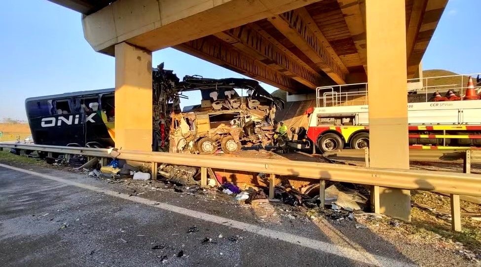 Acidente com ônibus em rodovia de Itapetininga deixa 10 mortos
