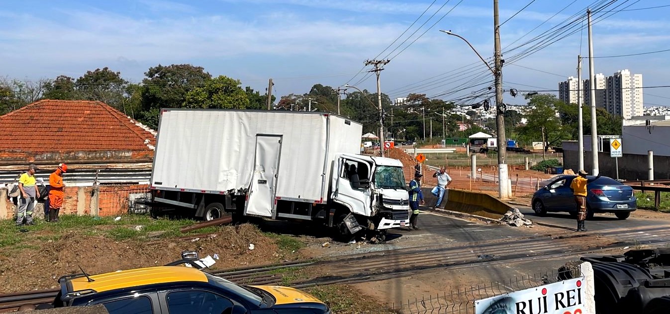 Batida entre caminhão e trem bloqueia avenida em Hortolândia