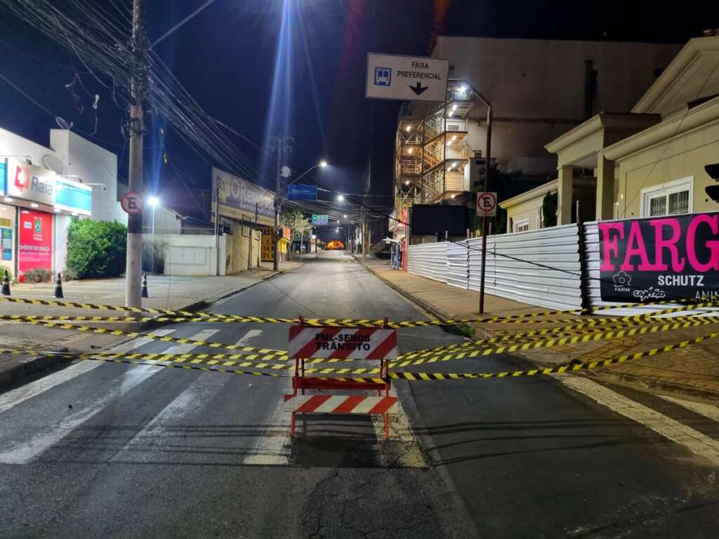 Caminhão enrosca em fios e deixa rastro de destruição em rede elétrica em Limeira