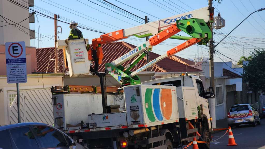 Caminhão enrosca em fios e deixa rastro de destruição em rede elétrica em Limeira