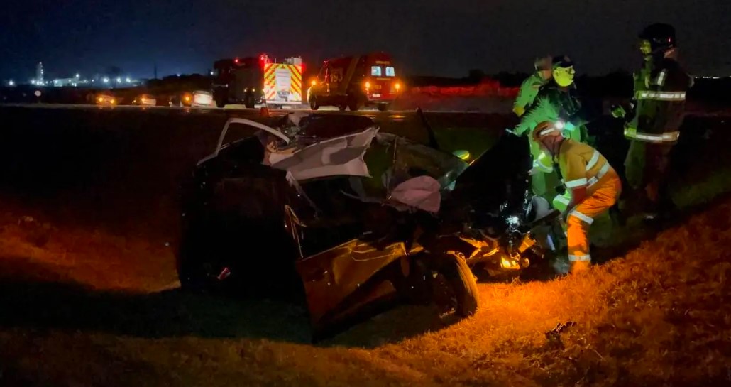 Passageiro morre após carro por aplicativo bater na traseira de caminhão em Limeira