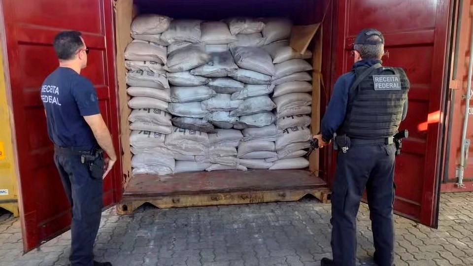 Polícia Federal e Receita Federal apreendem cocaína no Porto de Santos