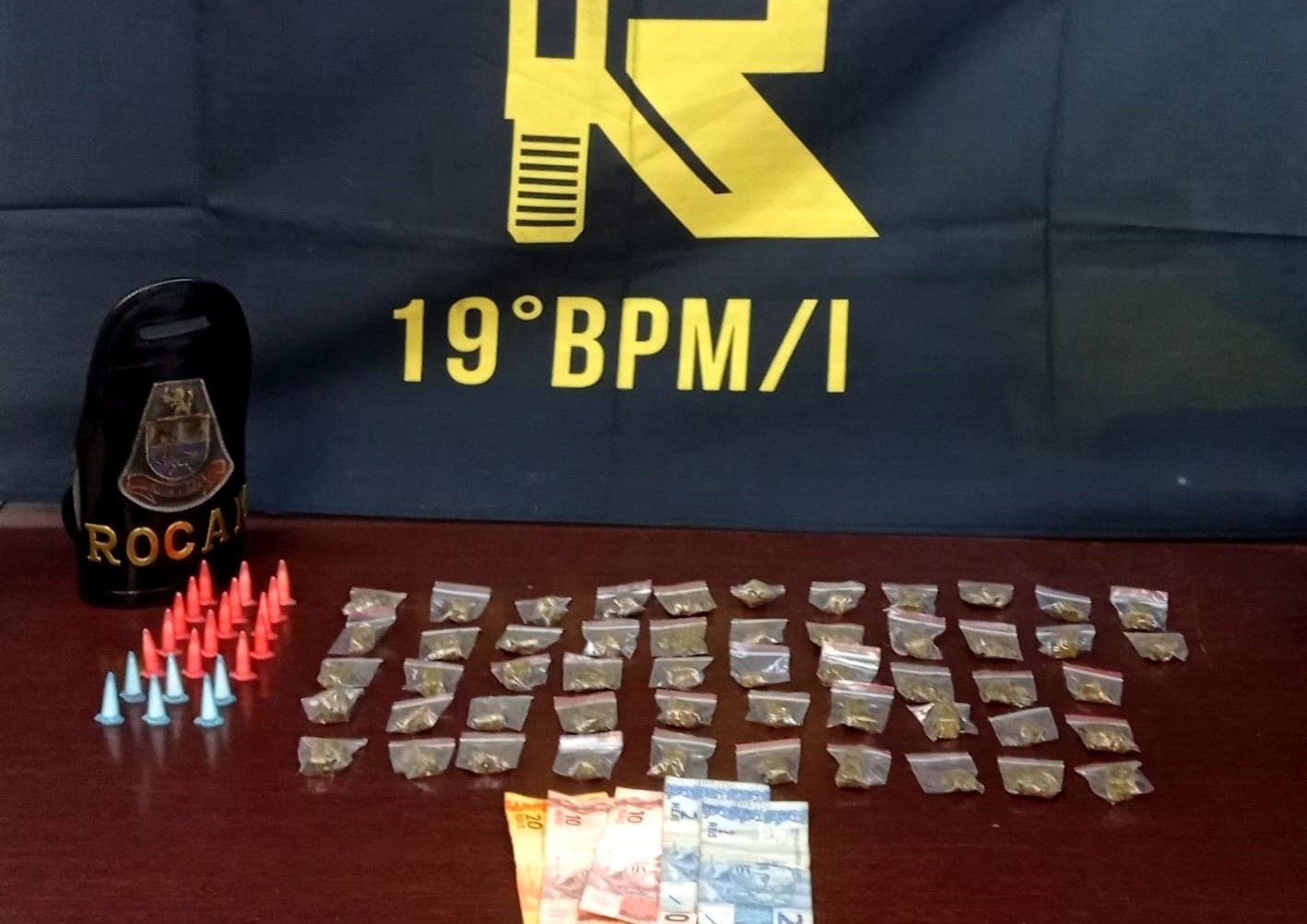 Rocam flagra tráfico e prende rapaz de 21 anos no Jardim dos Lírios