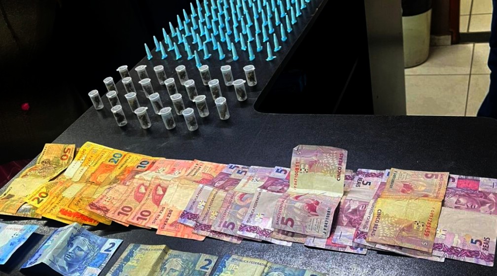 Rocam prende traficante com pochete de drogas em Rio Claro
