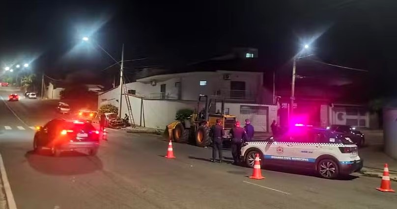 Trator cai de guincho, derruba poste e acerta veículo em Americana