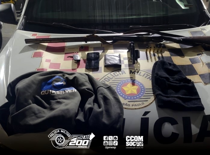 Bandidos fogem e abandonam armas após roubo à residência em Monteiro Lobato