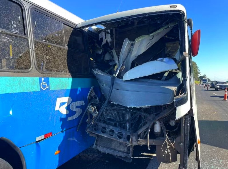 Batida entre dois ônibus mata motorista em Piracicaba