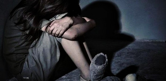 Mãe flagra marido e filha seminus na cama e o acusa de estupro em São Pedro