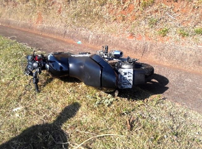 Motociclista bate em carro, cai na pista e morre atropelado em Engenheiro Coelho