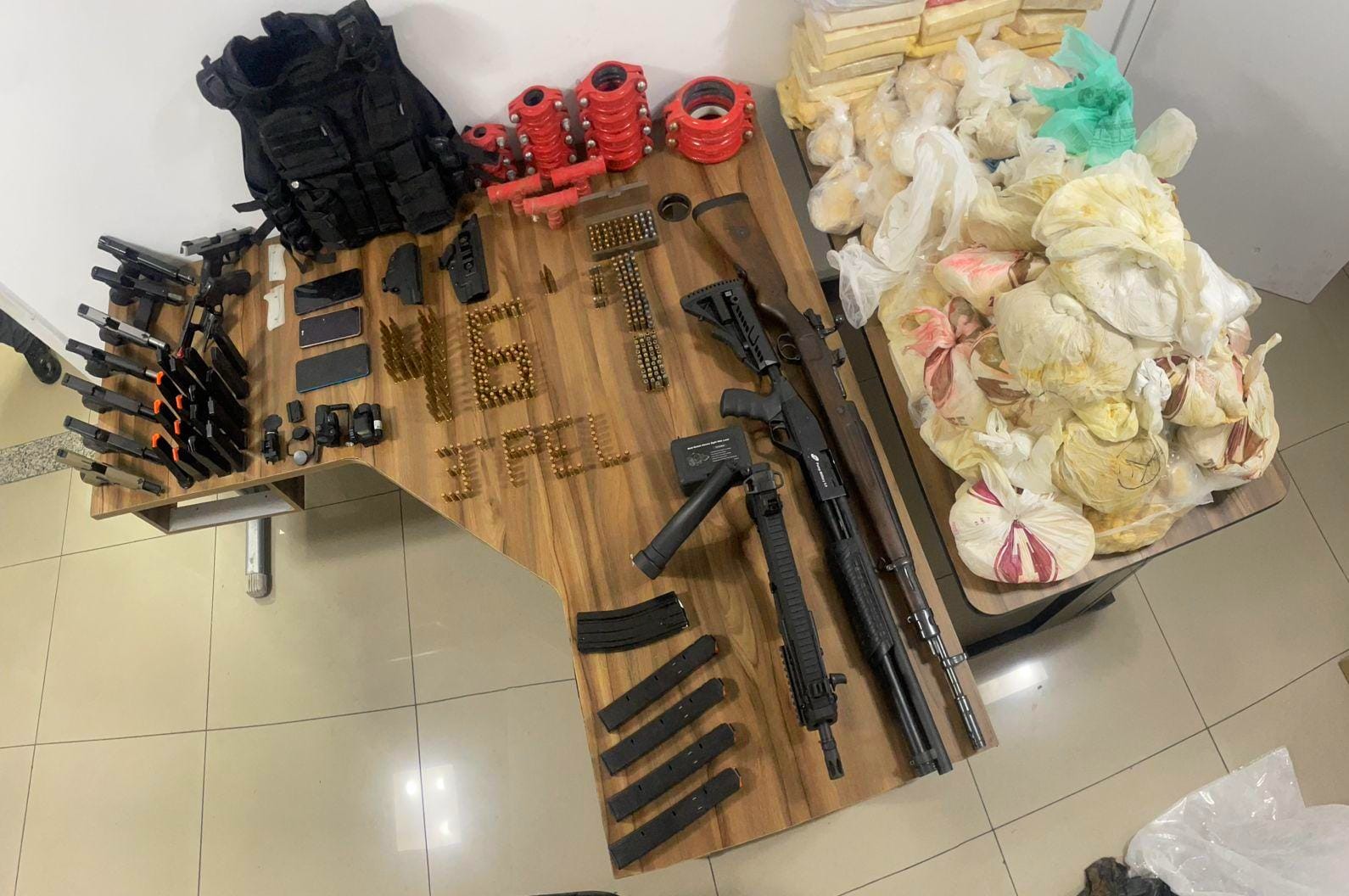 PM de SP encontra foragido em casa bomba com arsenal e cocaína avaliada em R$ 3 milhões