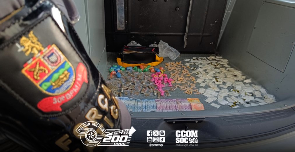 PM detém dupla com 419 porções de drogas em Mauá