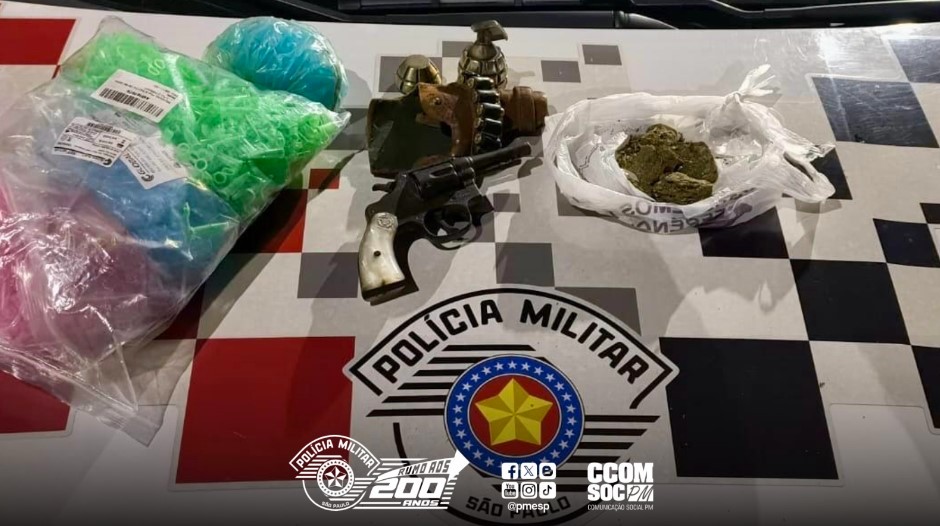 PM prende traficante com arma de fogo, munições e drogas em Queluz