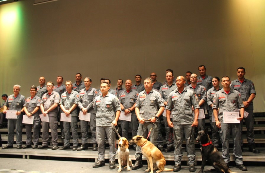 Policiais e bombeiros de São Paulo recebem homenagem por atuação no Rio Grande do Sul