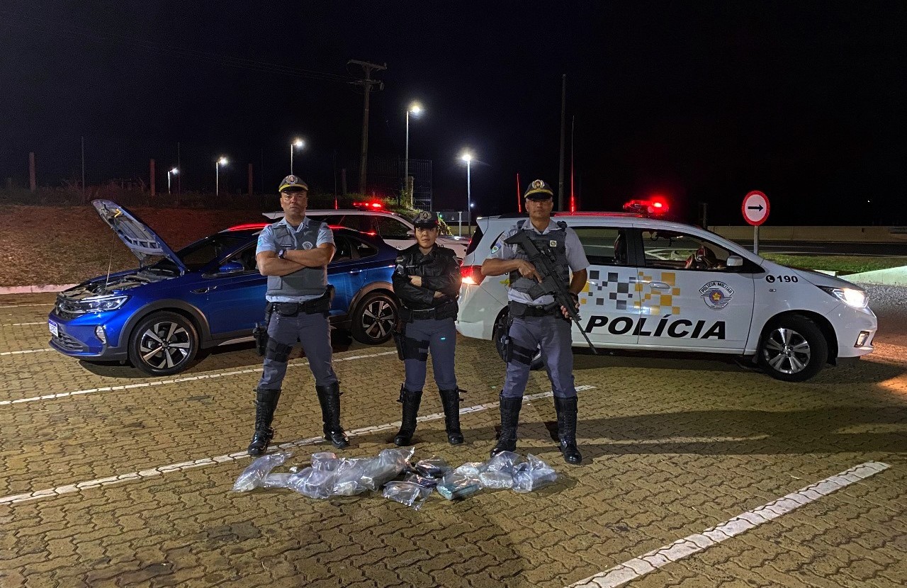 Policiamento Rodoviário encontra 16 quilos de drogas no tanque de carro em Santo Anastácio