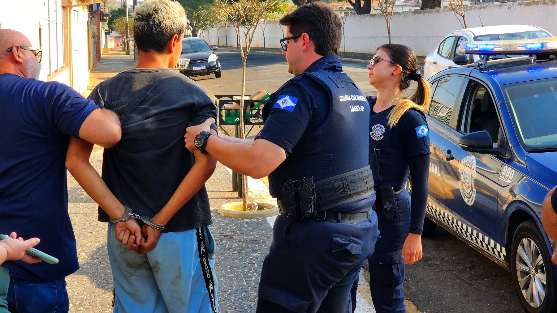 Vítima flagra furto de carteira e detém ladrão no Jardim Santa Cecília