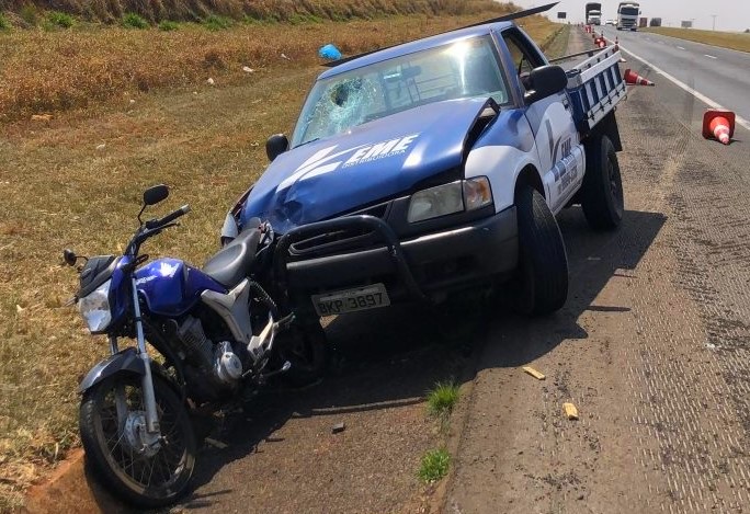 Acidente com caminhonete mata motociclista e deixa passageira ferida em Santa Cruz da Conceição