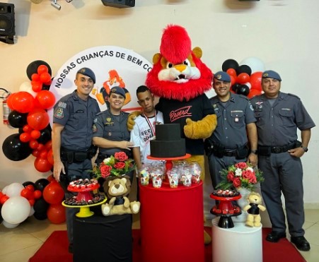 Adolescente faz festa de aniversário com tema do Proerd em Amparo