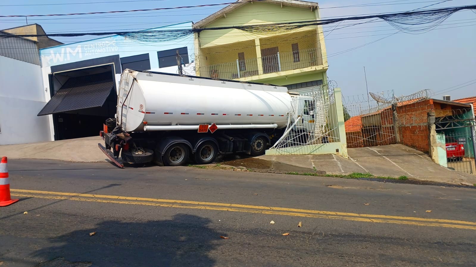 Caminhão-tanque perde o freio e invade casa em Piracicaba