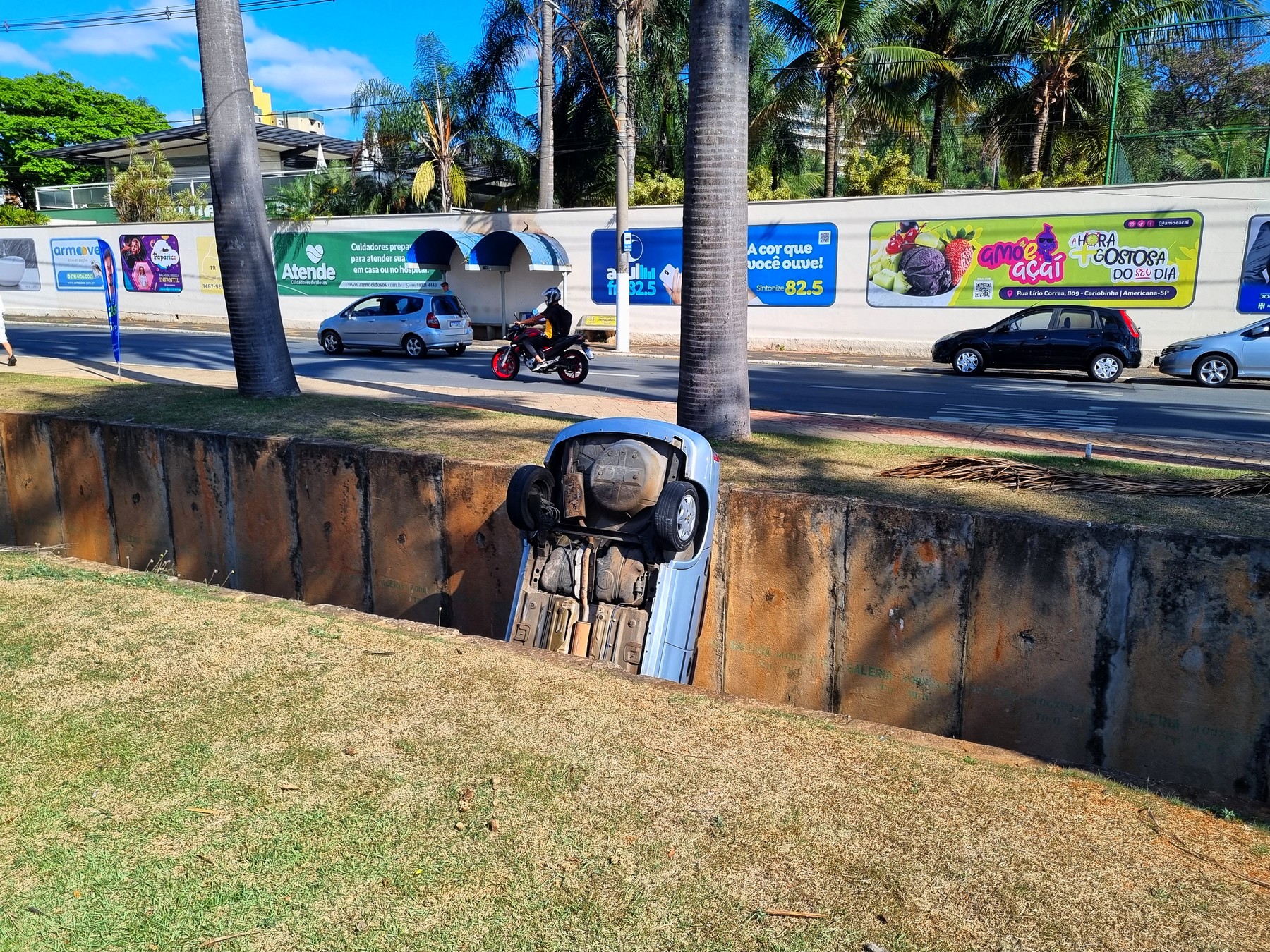 Carro cai em córrego na Avenida Brasil em Americana