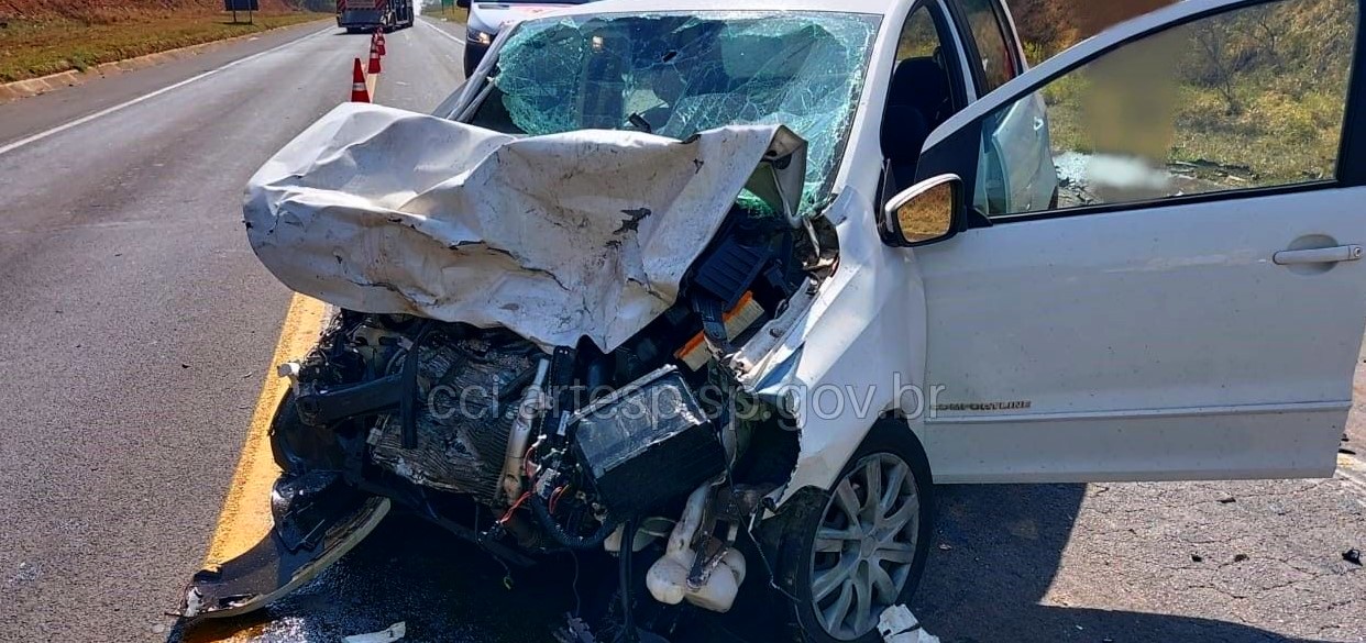 Colisão frontal entre carros deixa dois mortos em Rio Claro