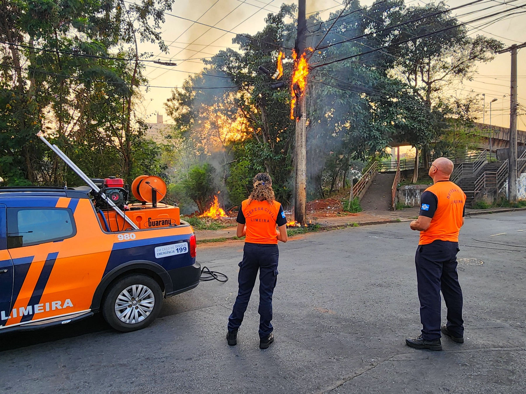 Curto-circuito em cabos de energia causa incêndio em poste no Centro de Limeira