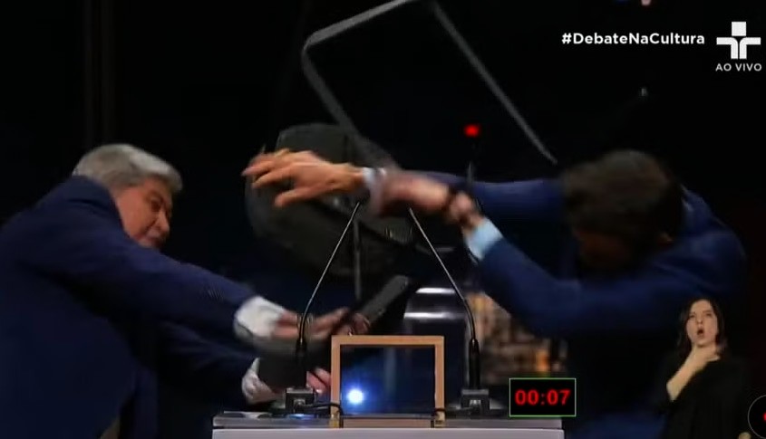 Datena agride Marçal com cadeirada durante debate em São Paulo
