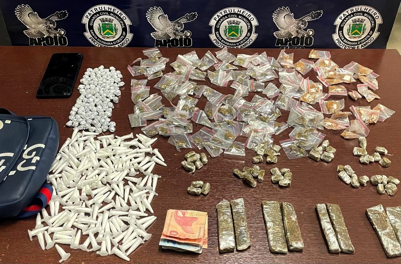 GCM prende traficante com bolsa cheia de drogas no Romano
