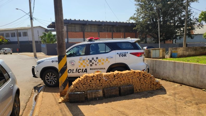 Motorista foge de fiscalização e abandona carro com 550 kg de maconha
