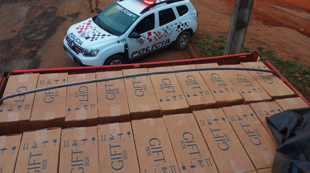 PM encontra carreta carregada com centenas de caixas de cigarro em Rosana