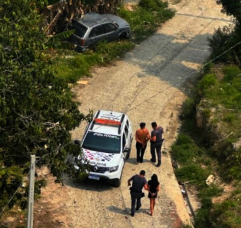 PM prende casal tentando fugir com carro roubado em Tapiraí