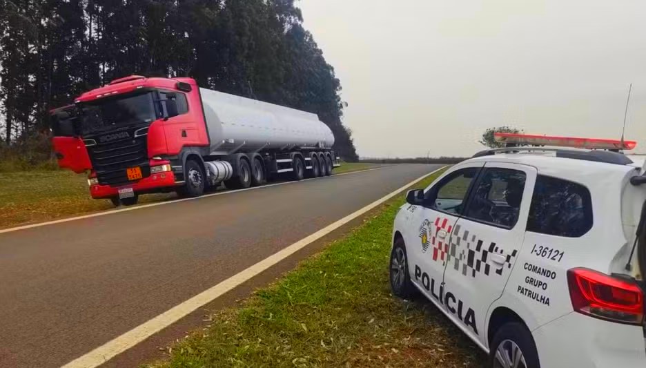 PM recupera caminhão roubado com 50 mil litros de combustível em Engenheiro Coelho