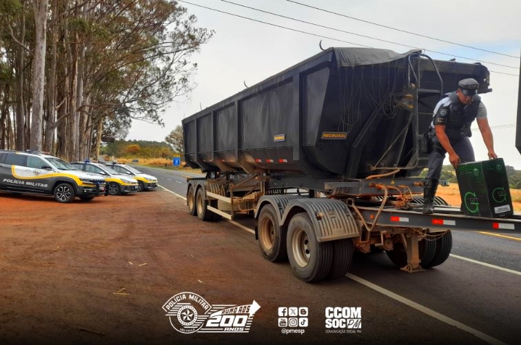 Polícia Rodoviária apreende 450 mil maços de cigarros em Nhandeara