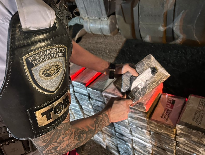 Polícia Rodoviária prende foragido com 300 tijolos de cocaína em Avaré