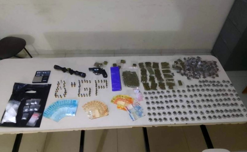 Suspeito de homicídio é preso com arma e mais de 2 kg de drogas em Buritama